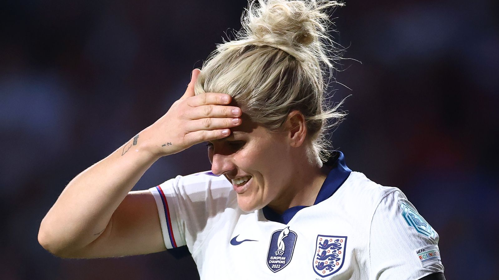 Millie Bright: La defensora de Inglaterra se excluye de la