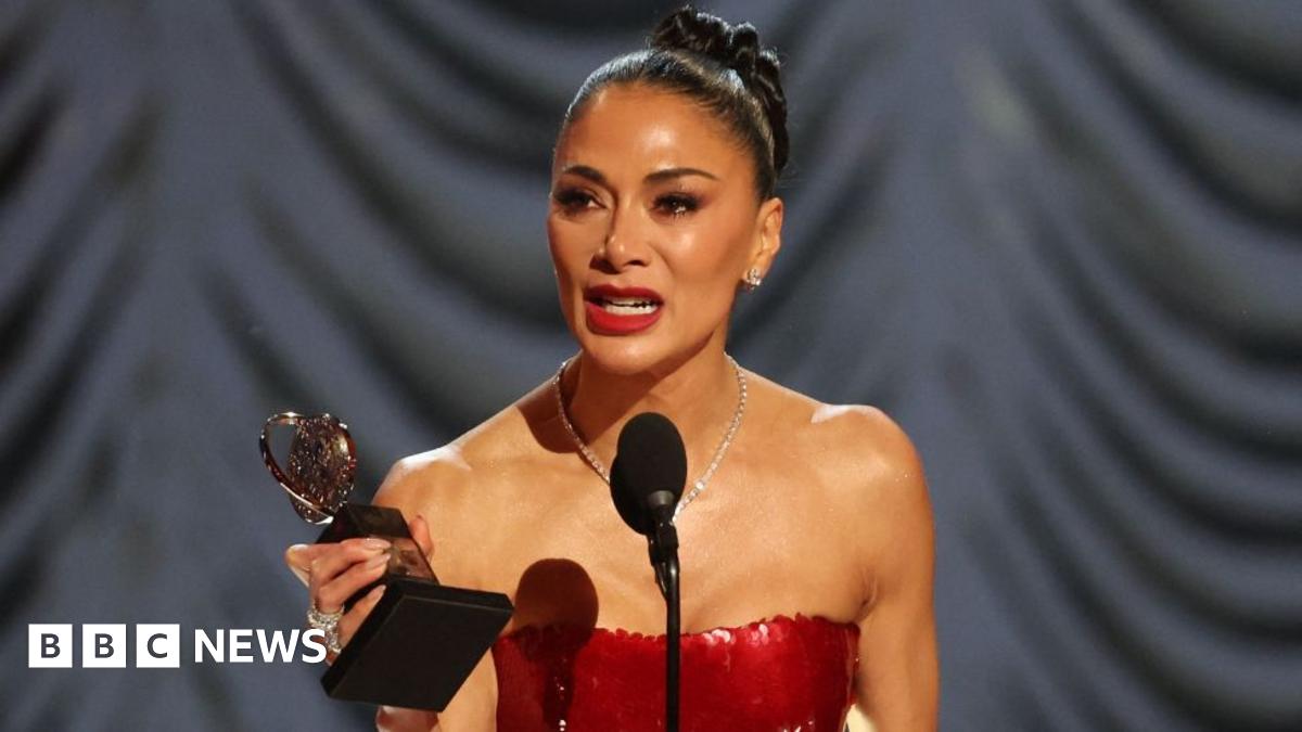 Nicole Scherzinger y Sarah Snook ganan los premios principales en