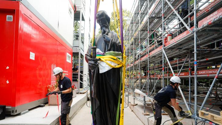 Notre-Dame de París recupera una primera estatua gigante y muy