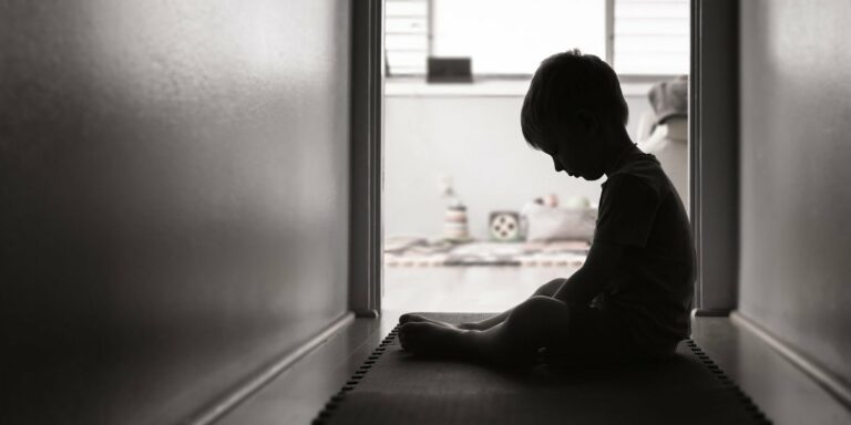 Nuevo estudio mapea la ruta psicológica del abuso infantil a