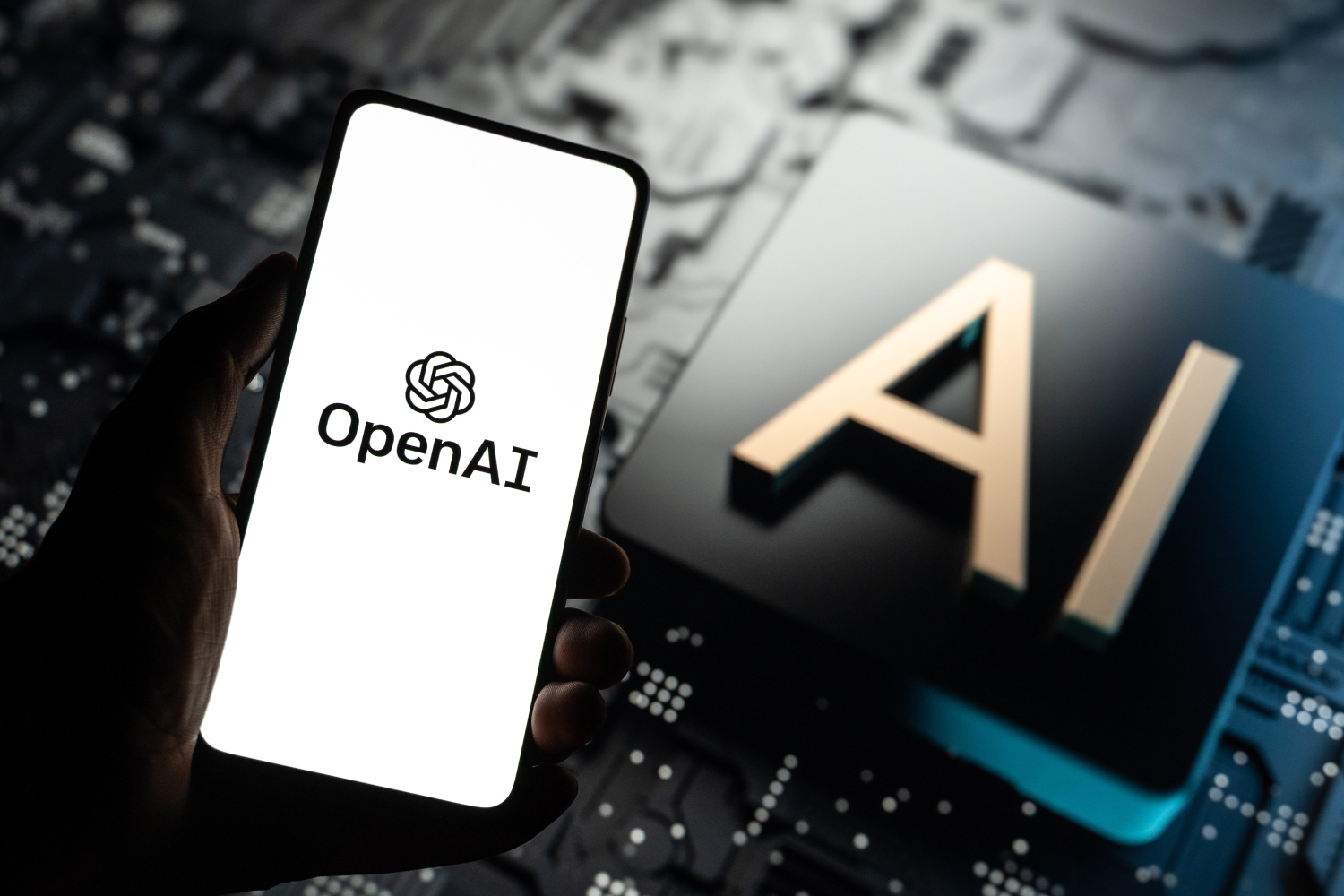 OpenAI sigue distanciándose de Microsoft y busca ganarse los favores