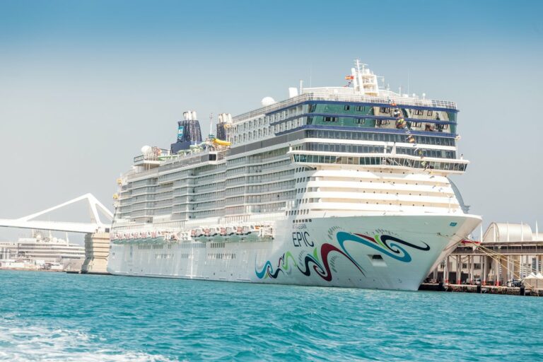 Pasajero de crucero noruego cae al mar y barco se