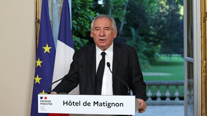 Por falta de un acuerdo global, Bayrou condenado a presentar