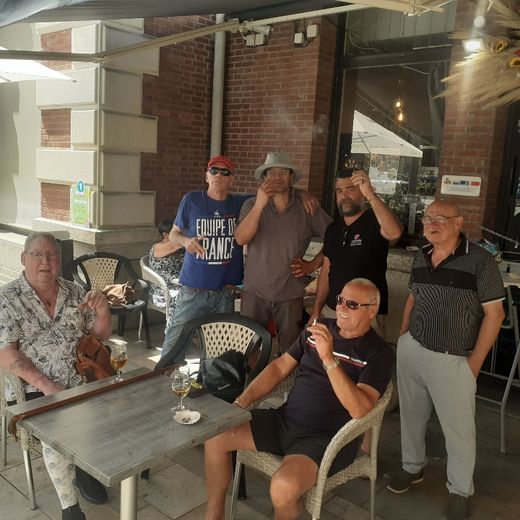 REPORTAJE. "Que vengan a prohibirnos fumar en nuestra terraza": los