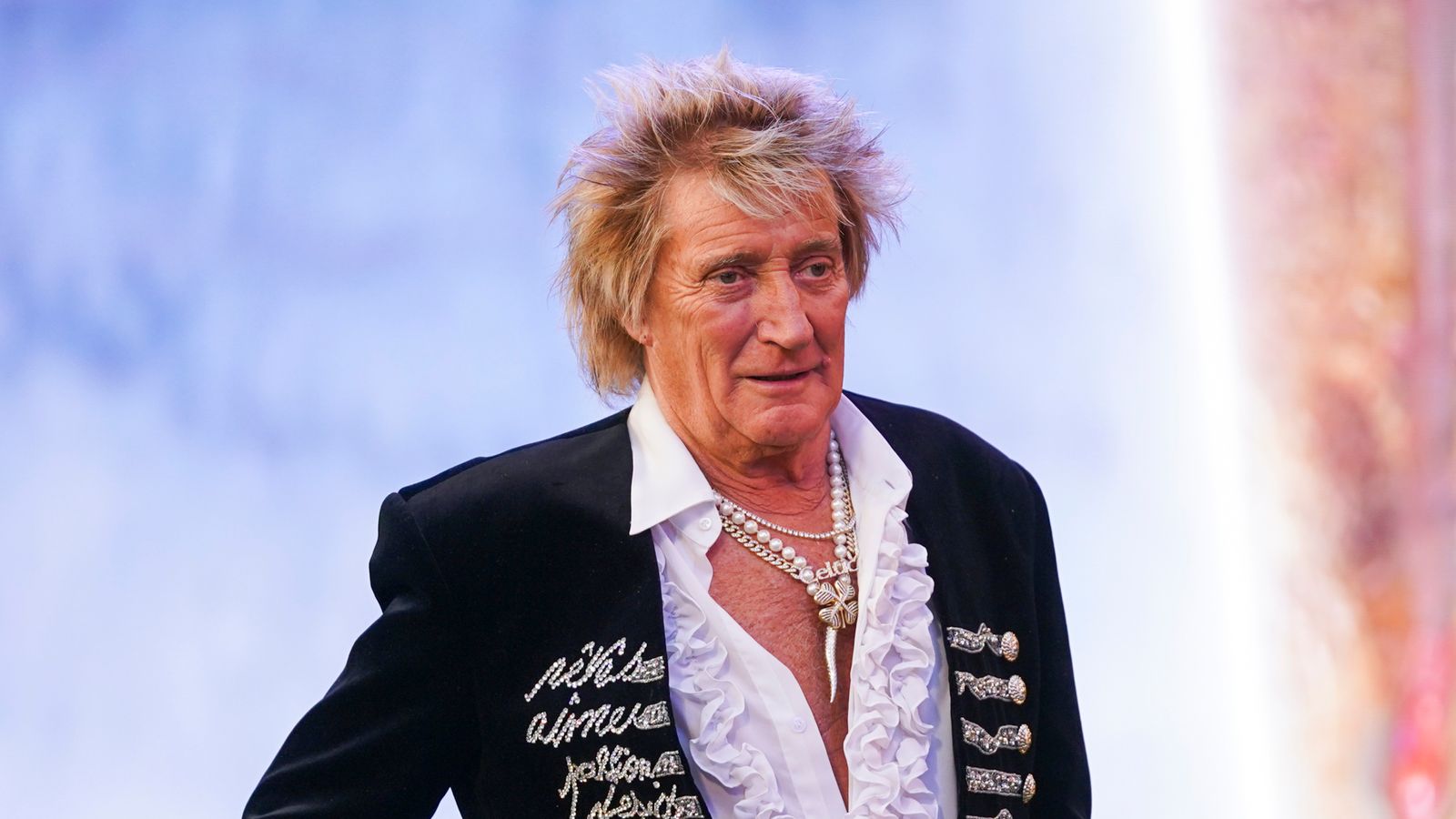 Sir Rod Stewart "devastado" tras cancelar más conciertos en EE.