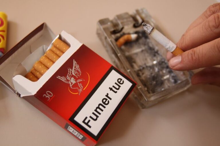 Tabaco: "No porque fumemos todos deben sufrirlo", el gobierno refuerza