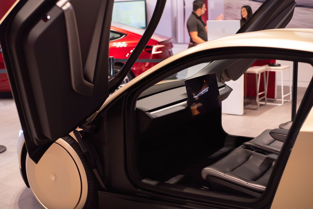 Tesla presenta su Robotaxi... y mantiene a un empleado escondido