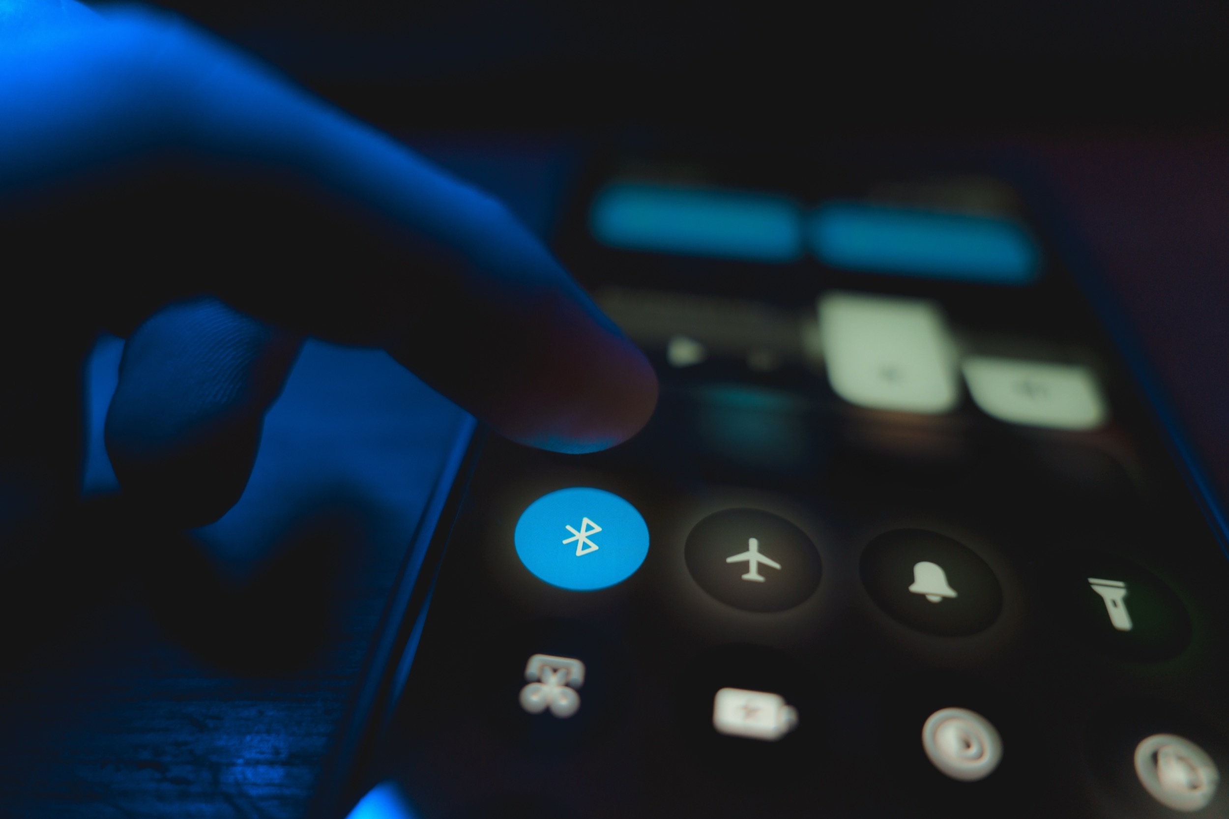 Tres vulnerabilidades de Bluetooth pueden convertir tus auriculares en micrófonos