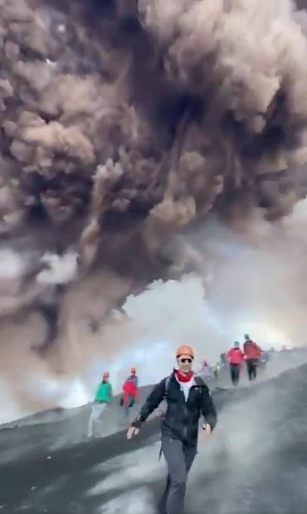 Turistas aterrorizados huyen por sus vidas mientras el monte Etna