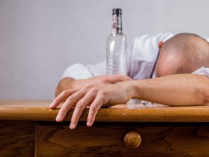 Un treintañero baja un litro de ron, insulta a los