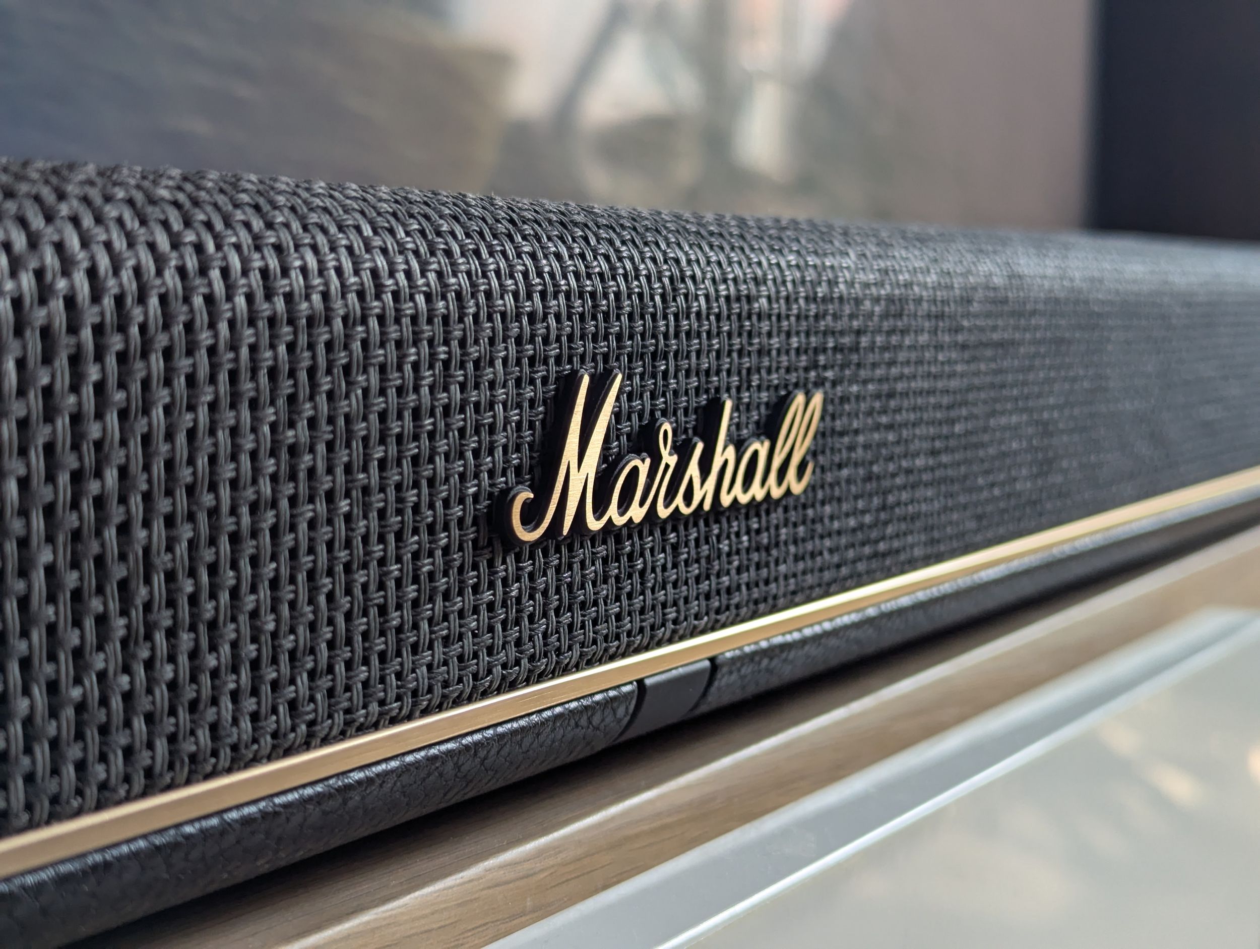 Una barra de sonido premium y técnica, con una ergonomía