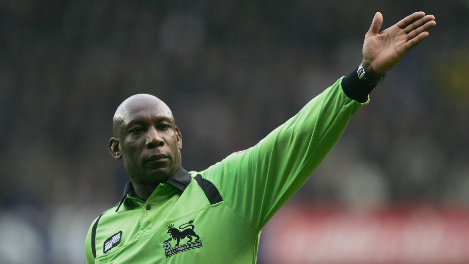 Uriah Rennie, el primer árbitro negro de la Premier League,