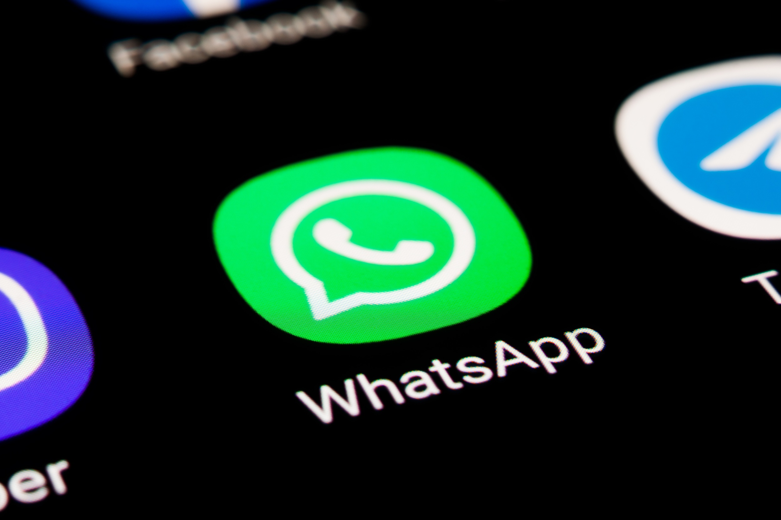 WhatsApp prepara una función de IA para resumir los mensajes