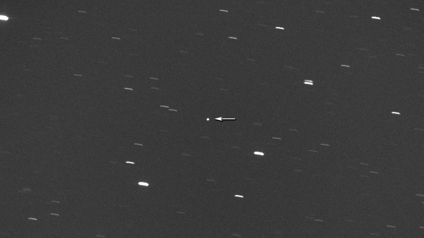 Observa un asteroide del tamaño de un portaaviones pasar cerca