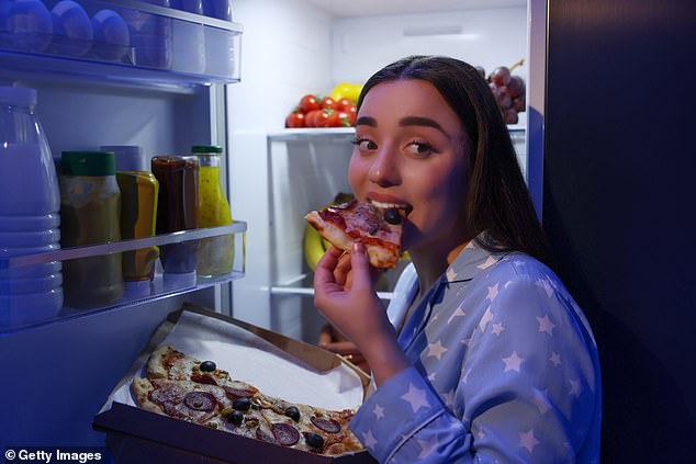 ¿Te levantas a comer por la noche? Los médicos revelan