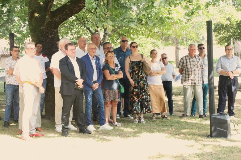 Los actuales y antiguos funcionarios del CIAS en la colocación de la primera piedra.