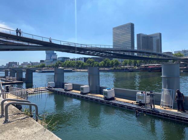 Au pied du parc de Bercy, les nageurs seront protégés des bateaux par une infrastructure sur pilotis.