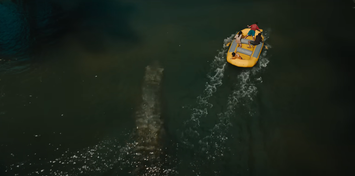 Un T.rex en modo submarino en la película « Jurassic World : Rebirth », en cines el viernes 4 de julio de 2025.