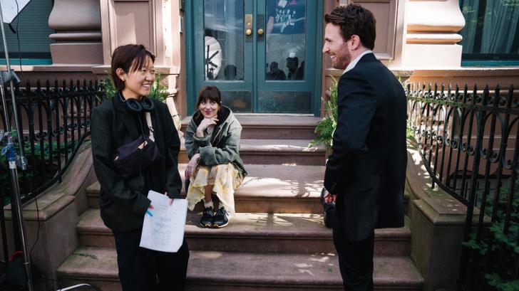 Dakota Johnson y Chris Evans durante el rodaje.