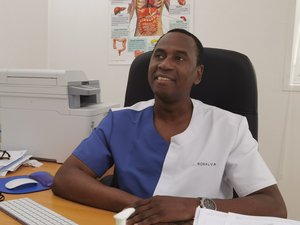 PÓRTICO. Físico de basquetbolista, políglota, ¿quién es el nuevo médico