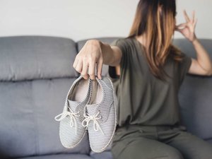 ¿Por qué los pies huelen peor en verano?