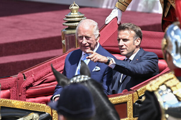 Charles III y Macron en la calesa. REUTERS/Pool/Eliot Blondet