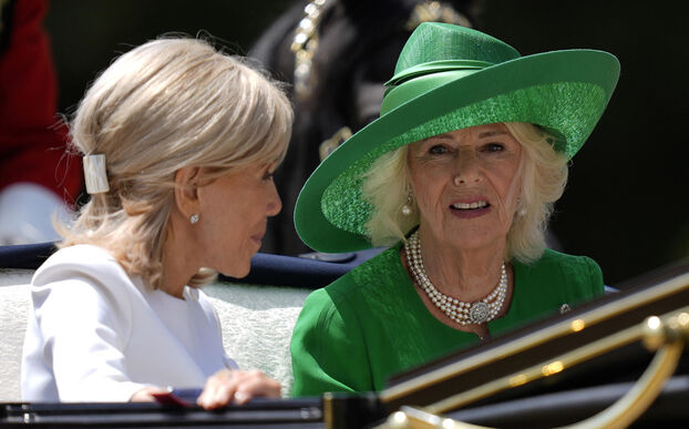 Brigitte Macron y la reina Camilla comparten la calesa. REUTERS/POOL/ Andrew Matthews