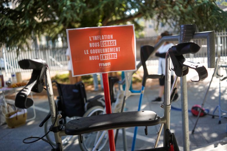 Ils manifestent contre le report annoncé par le gouvernement de la revalorisation des actes.