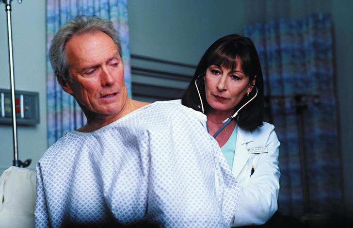 Clint Eastwood y Anjelica Houston en *Créance de Sang*