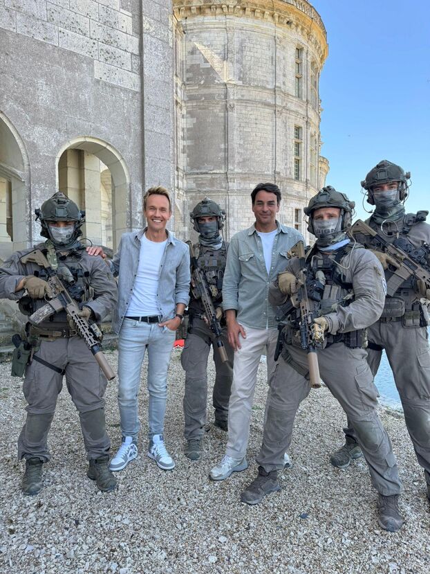 Cyril Féraud et Julian Bugier avec l'équipe du GIGN sur le tournage.