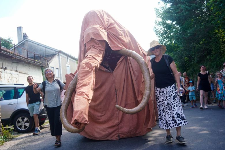 Creación de mammuthus por los habitantes de Cabrerets.