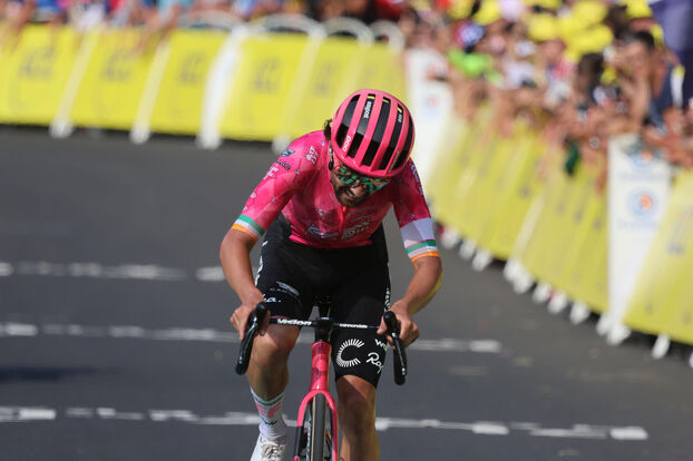 Ben Healy se ha batido hasta la línea de llegada, en su estilo característico, cabeza inclinada, para salvar cada segundo. Icon Sport