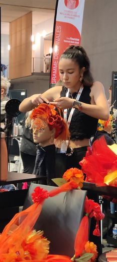 Louane Trinty trabajando en el concurso del Mejor Aprendiz de Francia Coiffure Mixte