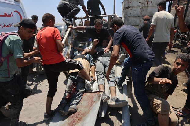 Jabalia (Bande de Gaza), mardi. Une personne blessée lors d'une distribution d'aide est évacuée. AFP/Omar A-Qattaa