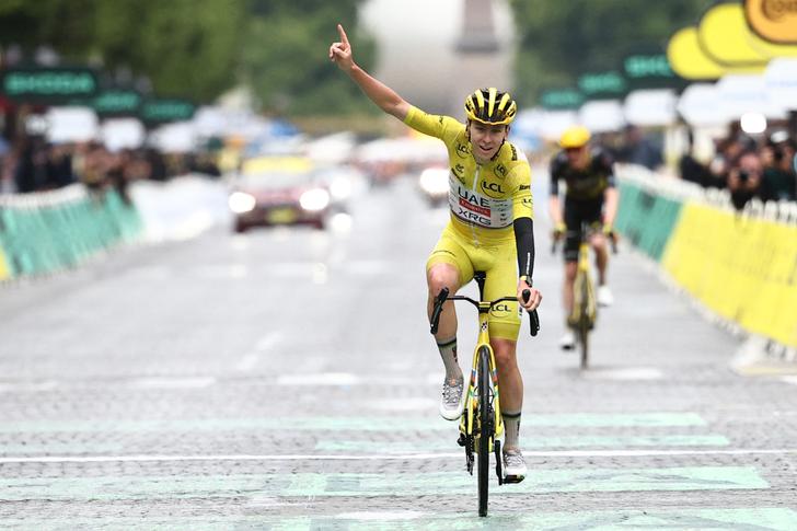 Tadej Pogacar llegando a los Champs-Élysées durante la etapa final del Tour, París, 27 de julio 2025.
