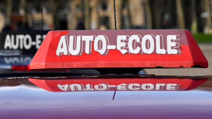 ¿Por qué las autoescuelas están furiosas con el gobierno y