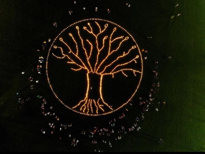 El árbol de vida iluminado por velas en Figeac.