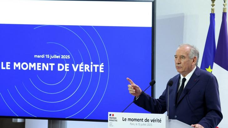 Al dirigirse a los jubilados, François Bayrou rompe uno de