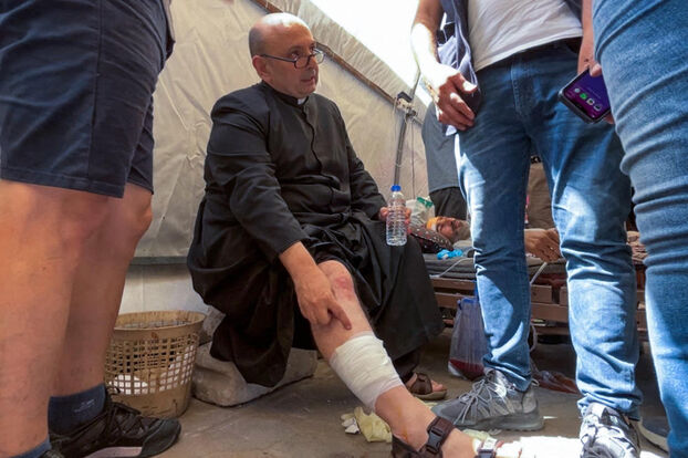 Al menos dos muertos, el sacerdote herido, importantes daños... Esto