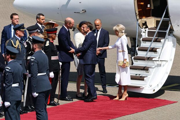 Alfombra roja, carruaje... Las imágenes de la pareja Macron recibida