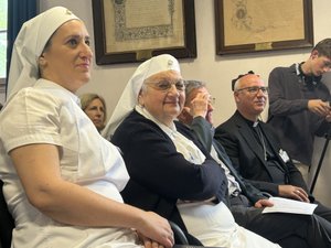Antonia Raco, 72ª milagrosa de Lourdes, de pie ante lo