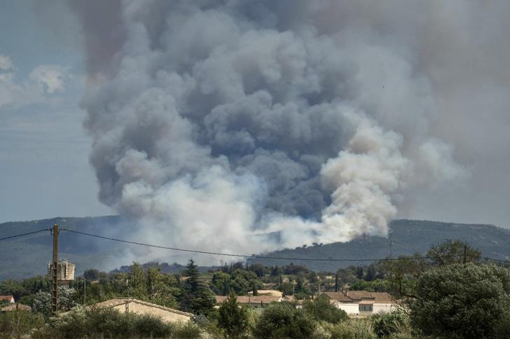 Cerca de Narbona, un incendio recorre 1500 hectáreas, habitantes confinados