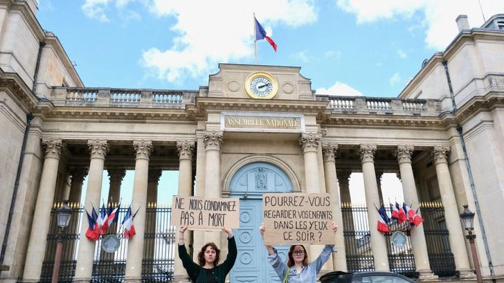 Foto de manifestantes contra la ley Duplomb tomada el 8 de julio, día de la votación del texto en la Asamblea Nacional.