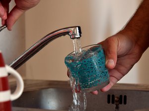 Contaminación por contaminantes eternos: varios municipios tienen prohibido consumir agua
