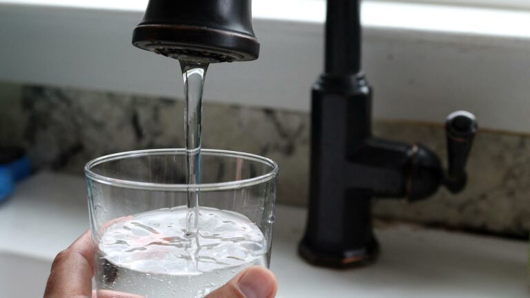 Debido a los contaminantes eternos en el agua del grifo,