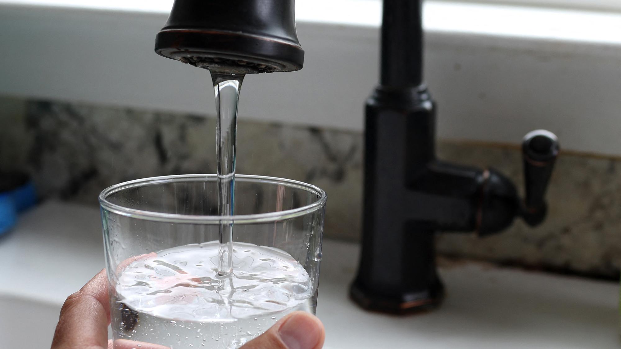 Debido a los contaminantes eternos en el agua del grifo,