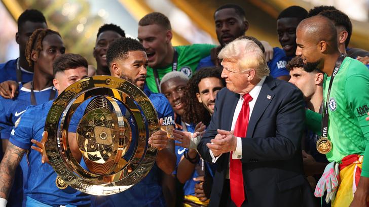 Donald Trump se infiltra en la foto de victoria del