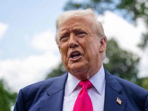 Donald Trump tiene las piernas hinchadas: el presidente estadounidense sufre