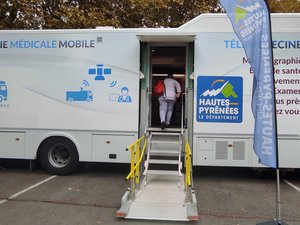 El camión Preven’TIMM desplegado en el foro de salud estival