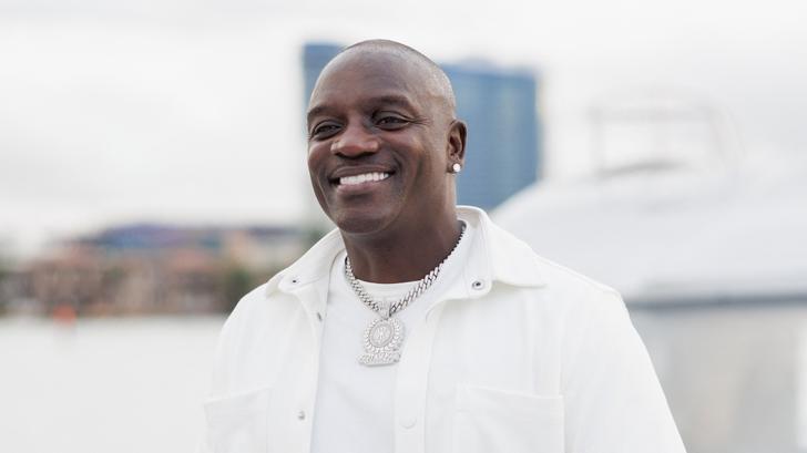 El cantante Akon abandona « Akon City », su loco